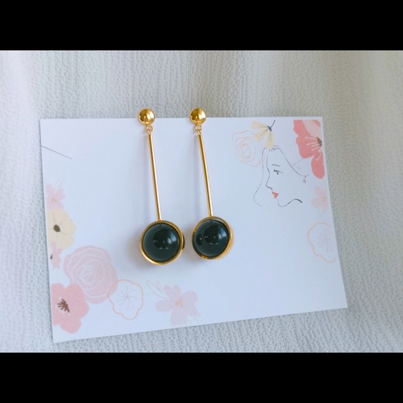 Natural round agate dangle gold plated earrings - Picture 3 of 5